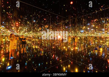 Besucher im Infinity-Spiegelraum im Guggenheim-Museum Bilbao Spanien Stockfoto