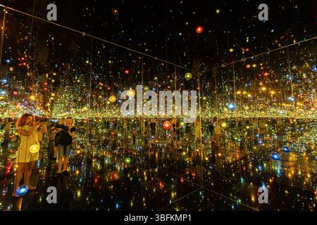 Besucher im Infinity-Spiegelraum im Guggenheim-Museum Bilbao Spanien Stockfoto