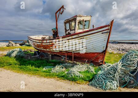 FISCHERBOOT AM STRAND, NICHT MEHR IN GEBRAUCH. Stockfoto