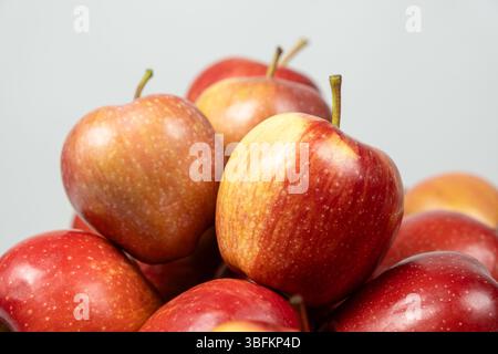 Nahaufnahme einer Gruppe frischer reifer roter Äpfel. Stockfoto