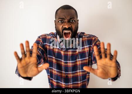 Porträt eines emotional gestressten schwarzen Mannes, der niemandem zuhören kann. Stockfoto