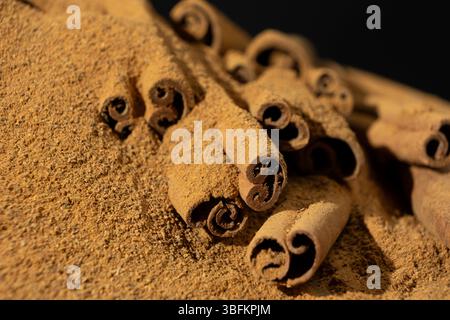 Cassia Zimtstangen und Ground Spice Nahaufnahme. Stockfoto