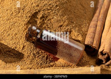 Natürliches ätherisches Zimtöl in einer Glasflaschennahmebildung Stockfoto