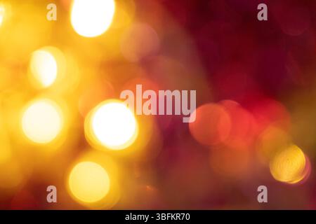 Festlicher, verschwommener Weihnachtshintergrund, leuchtende rote und gelbe Lichter, zum Verkauf oder zum Sonderangebot, Platz für Text. Stockfoto