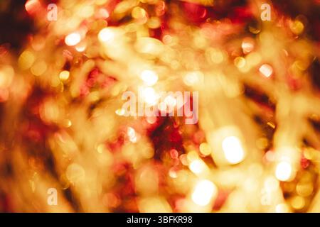 Golden Holiday Lights verschwimmen für saisonale Verkäufe. Stockfoto