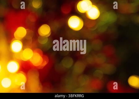 Warmes, verschwommenes Weihnachtslicht mit gemütlicher Atmosphäre. Stockfoto