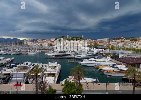 Cannes, Frankreich. Mai 2025. Gewitter über der Altstadt von Cannes während des 78. Cannes Filmfestivals im Palais des Festivals am 14. Mai 2025. Stockfoto