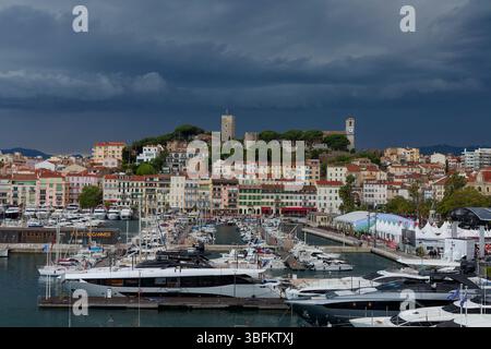Cannes, Frankreich. Mai 2025. Gewitter über der Altstadt von Cannes während des 78. Cannes Filmfestivals im Palais des Festivals am 14. Mai 2025. Stockfoto