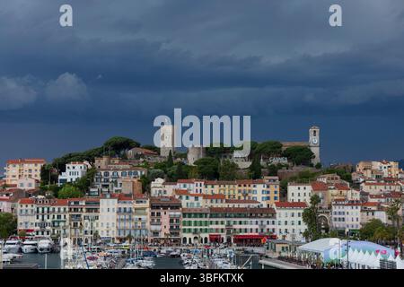 Cannes, Frankreich. Mai 2025. Gewitter über der Altstadt von Cannes während des 78. Cannes Filmfestivals im Palais des Festivals am 14. Mai 2025. Stockfoto