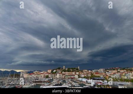 Cannes, Frankreich. Mai 2025. Gewitter über der Altstadt von Cannes während des 78. Cannes Filmfestivals im Palais des Festivals am 14. Mai 2025. Stockfoto