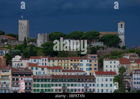 Cannes, Frankreich. Mai 2025. Gewitter über der Altstadt von Cannes während des 78. Cannes Filmfestivals im Palais des Festivals am 14. Mai 2025. Stockfoto