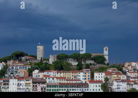 Cannes, Frankreich. Mai 2025. Gewitter über der Altstadt von Cannes während des 78. Cannes Filmfestivals im Palais des Festivals am 14. Mai 2025. Stockfoto