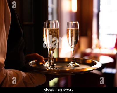 Ein Kellner mit einem Tablett Champagner. Stockfoto