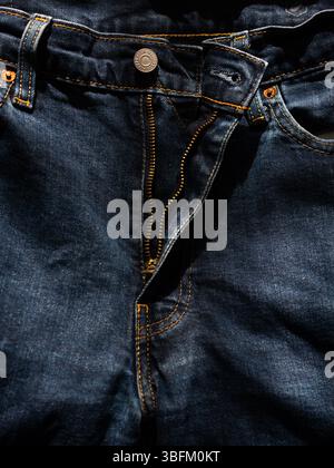 Ein Nahfoto eines Reißverschlusses an einer Levis-Jeans. Stockfoto