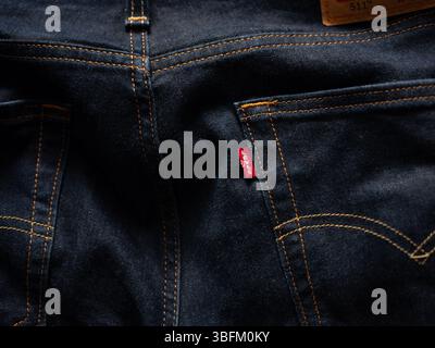 Ein Nahfoto des roten Etiketts auf einer Levis-Jeans. Stockfoto