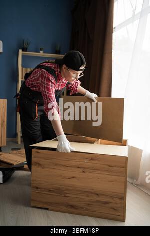 Möbelmontage. Montagebetrieb zum Bewegen. Kopierbereich Stockfoto