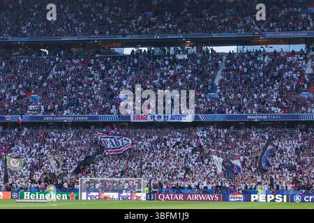 Paris Saint-Germain FC Fans, die beim Fußball-Spiel der UEFA Champions League 2024/25 zwischen Paris Saint-Germain FC und dem FC Internazionale in der Münchener Fußballarena zu sehen waren Stockfoto