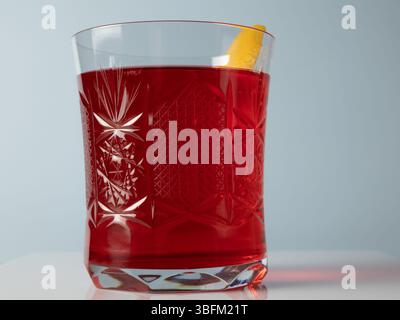 Klassischer negroni-Cocktail mit Orangenschale in Kristallglas Stockfoto