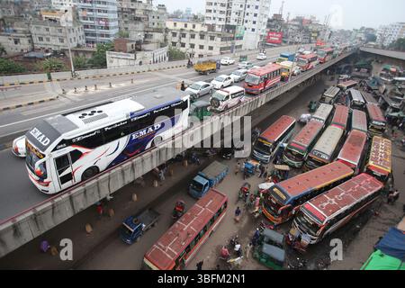 Dhaka, Wari, Bangladesch. Juni 2025. In Dhaka, Bangladesch, stecken Menschen am 2. Juni 2025 in einem Stau fest. (Kreditbild: © Habibur Rahman/ZUMA Press Wire) NUR REDAKTIONELLE VERWENDUNG! Nicht für kommerzielle ZWECKE! Stockfoto
