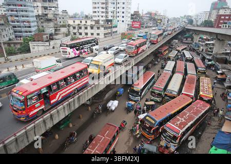 Dhaka, Wari, Bangladesch. Juni 2025. In Dhaka, Bangladesch, stecken Menschen am 2. Juni 2025 in einem Stau fest. (Kreditbild: © Habibur Rahman/ZUMA Press Wire) NUR REDAKTIONELLE VERWENDUNG! Nicht für kommerzielle ZWECKE! Stockfoto