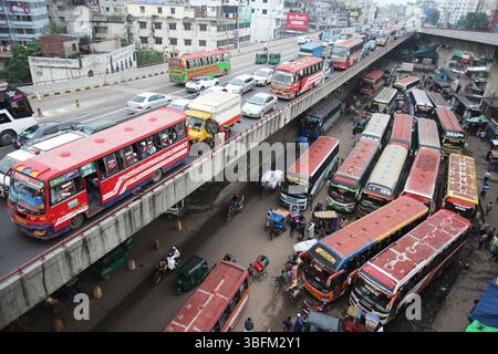Dhaka, Wari, Bangladesch. Juni 2025. In Dhaka, Bangladesch, stecken Menschen am 2. Juni 2025 in einem Stau fest. (Kreditbild: © Habibur Rahman/ZUMA Press Wire) NUR REDAKTIONELLE VERWENDUNG! Nicht für kommerzielle ZWECKE! Stockfoto