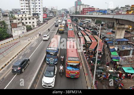 Dhaka, Wari, Bangladesch. Juni 2025. In Dhaka, Bangladesch, stecken Menschen am 2. Juni 2025 in einem Stau fest. (Kreditbild: © Habibur Rahman/ZUMA Press Wire) NUR REDAKTIONELLE VERWENDUNG! Nicht für kommerzielle ZWECKE! Stockfoto
