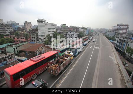 Dhaka, Wari, Bangladesch. Juni 2025. In Dhaka, Bangladesch, stecken Menschen am 2. Juni 2025 in einem Stau fest. (Kreditbild: © Habibur Rahman/ZUMA Press Wire) NUR REDAKTIONELLE VERWENDUNG! Nicht für kommerzielle ZWECKE! Stockfoto