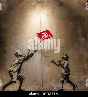 Banksy - keine Ballspiele, Kinder halten sich an und brechen gleichzeitig die Regeln, 2009, Tottenham, London, Großbritannien, Ausstellung The World of Banksy Stockfoto