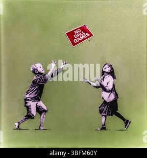 Banksy - keine Ballspiele, Kinder halten sich an und brechen gleichzeitig die Regeln, 2009, Tottenham, London, Großbritannien, Ausstellung The World of Banksy Stockfoto