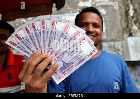 Dhaka, Bangladesch - 02. Juni 2025: Nach dem Fall der Regierung der Awami-Liga hat die Bangladesch Bank neue Banknoten auf den Markt gebracht, die die Zahl der Banknoten ändern Stockfoto