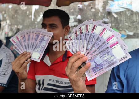 Dhaka, Bangladesch - 02. Juni 2025: Nach dem Fall der Regierung der Awami-Liga hat die Bangladesch Bank neue Banknoten auf den Markt gebracht, die die Zahl der Banknoten ändern Stockfoto