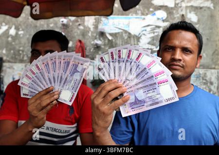 Dhaka, Bangladesch - 02. Juni 2025: Nach dem Fall der Regierung der Awami-Liga hat die Bangladesch Bank neue Banknoten auf den Markt gebracht, die die Zahl der Banknoten ändern Stockfoto