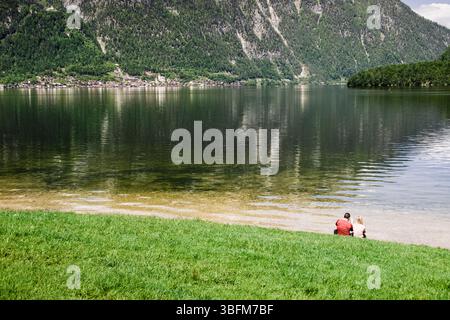 Hallstat, Österreich, 11. Mai 2025: Serene Reflections: Ein ruhiger Moment am Hallstätter See Stockfoto