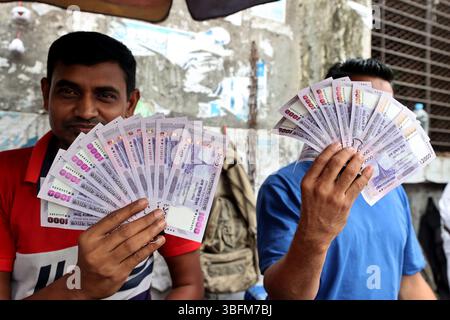 Dhaka, Bangladesch - 02. Juni 2025: Nach dem Fall der Regierung der Awami-Liga hat die Bangladesch Bank neue Banknoten auf den Markt gebracht, die die Zahl der Banknoten ändern Stockfoto