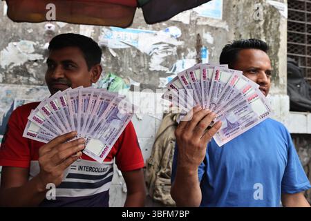 Dhaka, Bangladesch - 02. Juni 2025: Nach dem Fall der Regierung der Awami-Liga hat die Bangladesch Bank neue Banknoten auf den Markt gebracht, die die Zahl der Banknoten ändern Stockfoto