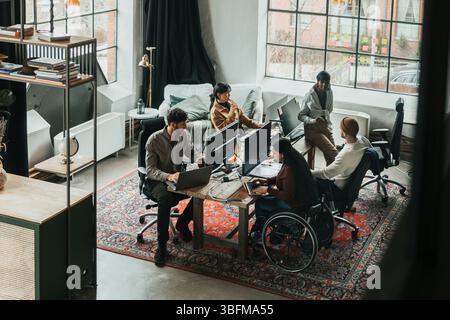 Team von Unternehmerinnen und Unternehmern, die im Büro an Computern arbeiten Stockfoto