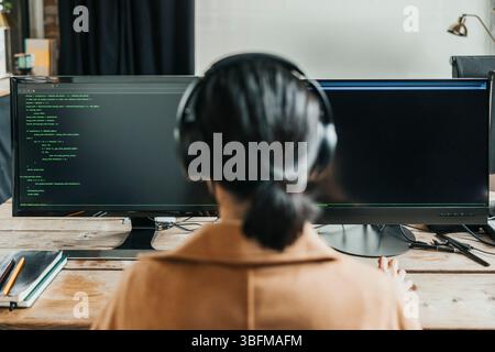 Weibliche Computerprogrammiererin, die im Technikbüro codiert Stockfoto