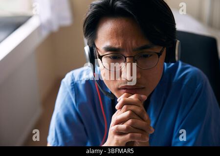 Arzt mit Headset und Untersuchung in der Klinik Stockfoto