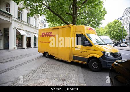 Am 2. Juni 2025 parkt ein DHL-Lieferwagen am Kurfürstendamm in Berlin. Als eine der geschäftigsten Einkaufsstraßen Deutschlands ist Kurfürstendamm stark auf logistische Netzwerke wie DHL angewiesen, um den kontinuierlichen Warenfluss im Einzelhandel zu unterstützen. Das Vorhandensein von Lieferfahrzeugen auf der letzten Meile unterstreicht die wesentliche Rolle der Infrastruktur im kommerziellen Ökosystem der Stadt. (Foto: Michael Kuenne/PRESSCOV/SIPA USA) Stockfoto