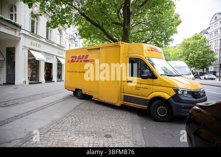 Berlin, Berlin, Deutschland. Juni 2025. Am 2. Juni 2025 parkt ein DHL-Lieferwagen am Kurfürstendamm in Berlin. Als eine der geschäftigsten Einkaufsstraßen Deutschlands ist Kurfürstendamm stark auf logistische Netzwerke wie DHL angewiesen, um den kontinuierlichen Warenfluss im Einzelhandel zu unterstützen. Das Vorhandensein von Lieferfahrzeugen auf der letzten Meile unterstreicht die wesentliche Rolle der Infrastruktur im kommerziellen Ökosystem der Stadt. (Kreditbild: © Michael Kuenne/PRESSCOV via ZUMA Press Wire) NUR REDAKTIONELLE VERWENDUNG! Nicht für kommerzielle ZWECKE! Stockfoto