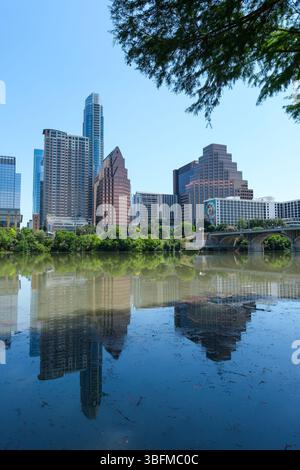 27. MAI 2025 - Austin, TX, USA - die moderne Skyline der Stadt Austin mit Blick auf den Lady Bird Lake mit Reflexionen. Stockfoto