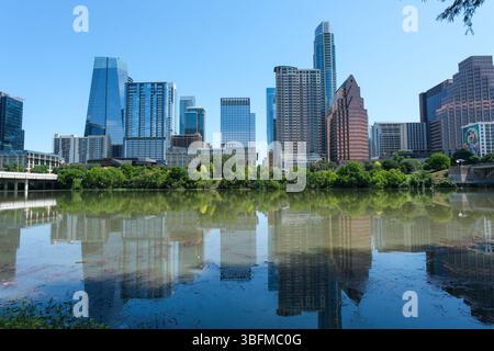27. MAI 2025 - Austin, TX, USA - die moderne Skyline der Stadt Austin mit Blick auf den Lady Bird Lake mit Reflexionen. Stockfoto