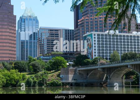 27. MAI 2025 - Austin, TX, USA - die moderne Skyline der Stadt Austin mit Blick auf den Lady Bird Lake mit Reflexionen. Stockfoto