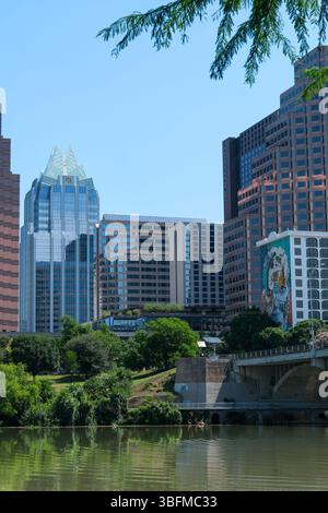 27. MAI 2025 - Austin, TX, USA - die moderne Skyline der Stadt Austin mit Blick auf den Lady Bird Lake mit Reflexionen. Stockfoto