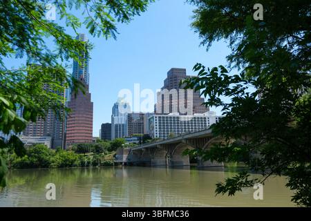 27. MAI 2025 - Austin, TX, USA - die moderne Skyline der Stadt Austin mit Blick auf den Lady Bird Lake mit Reflexionen. Stockfoto