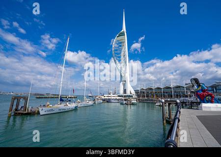 Tall Ships Youth Trust Yachts liegen neben dem Spinnaker Tower im Hafen von Gunwharf Quays in Portsmouth, Hampshire, England. Stockfoto