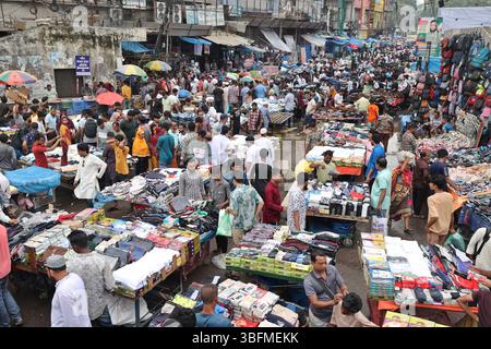Dhaka, Bangladesch - 2. Juni 2025: Händler haben anlässlich des heiligen Eid-ul auf den Straßen Gulistans in Dhaka verschiedene Bekleidungsstände eingerichtet Stockfoto