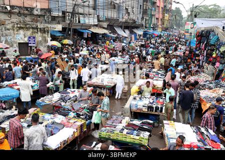 Dhaka, Bangladesch - 2. Juni 2025: Händler haben anlässlich des heiligen Eid-ul auf den Straßen Gulistans in Dhaka verschiedene Bekleidungsstände eingerichtet Stockfoto