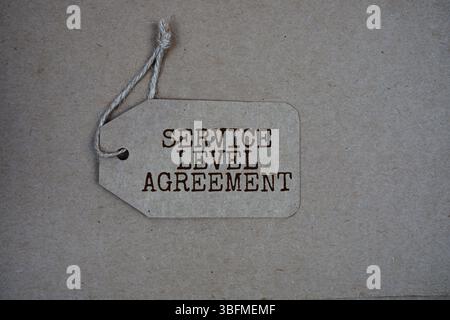 Text der Service Level Agreement auf dem Preisschild Draufsicht auf Korkpapier Stockfoto