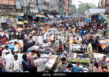 Dhaka, Bangladesch - 2. Juni 2025: Händler haben anlässlich des heiligen Eid-ul auf den Straßen Gulistans in Dhaka verschiedene Bekleidungsstände eingerichtet Stockfoto